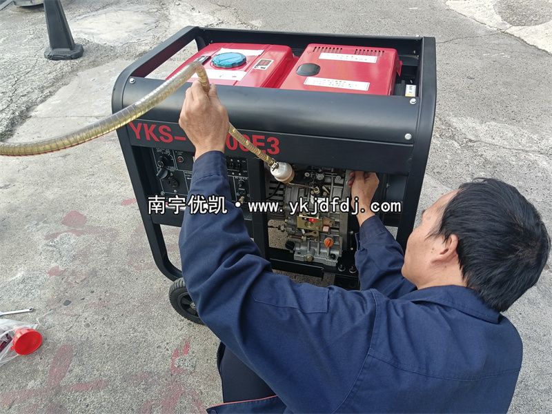 2023年11月24日，客戶(hù)到店自提8kw等功率柴油發(fā)電機(jī)組