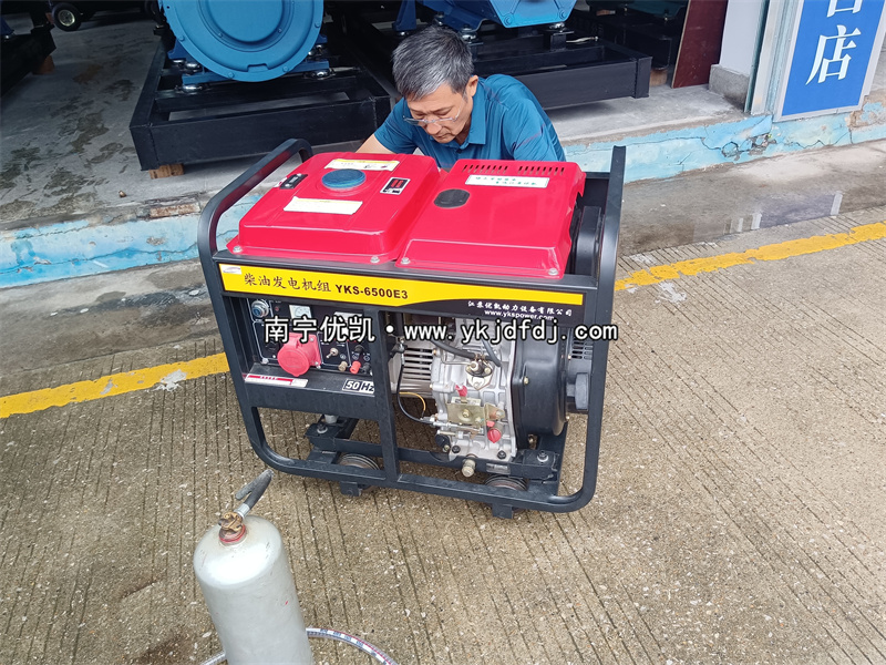 2024年5月19日，客戶(hù)到店自提一臺(tái)5KW等功率柴油發(fā)電機(jī)組